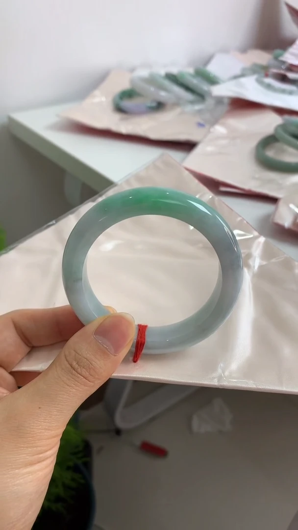 未镶嵌手镯翡翠55.6乌鸡带色