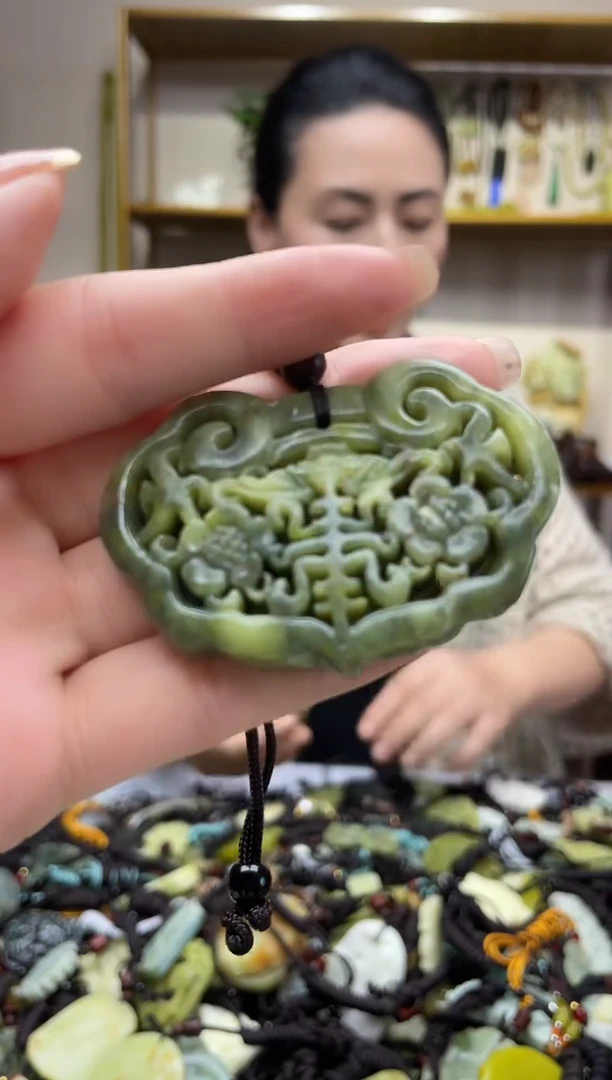 未镶嵌岫玉吊坠`