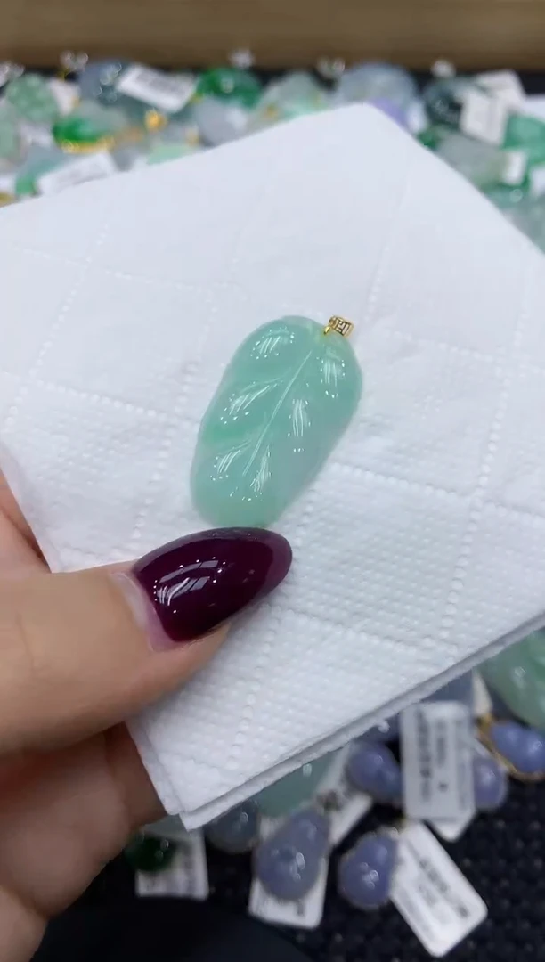 翡翠18K金镶嵌颈饰111111111111