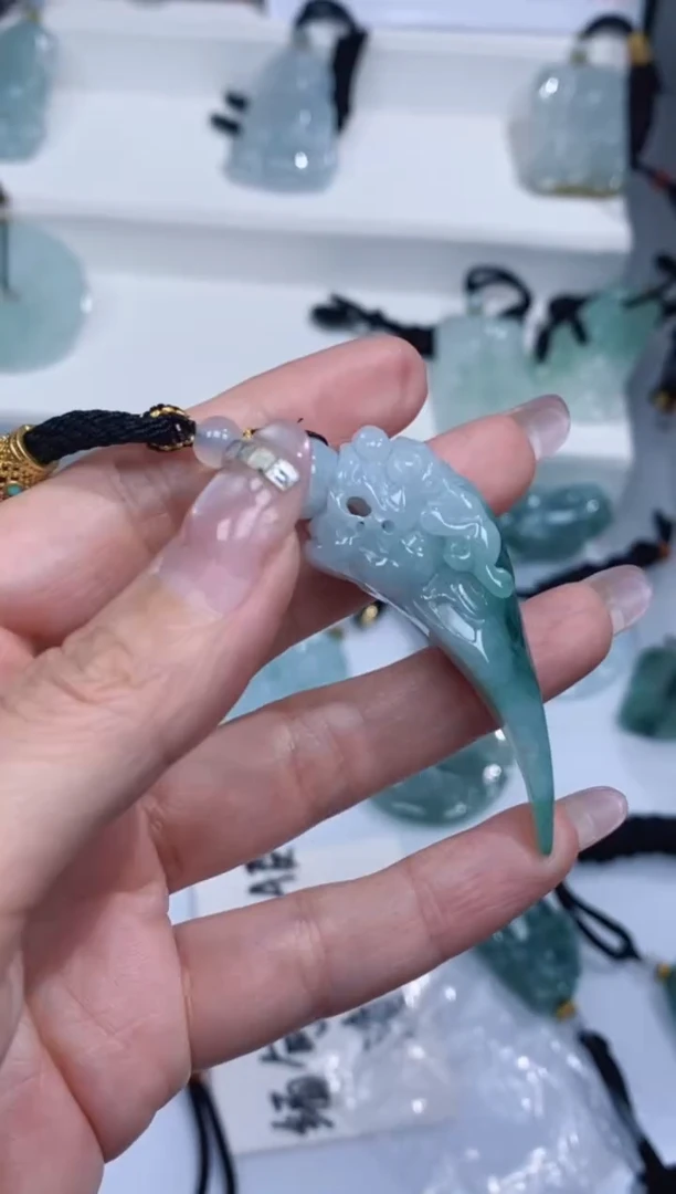 颈饰未镶嵌翡翠吊坠