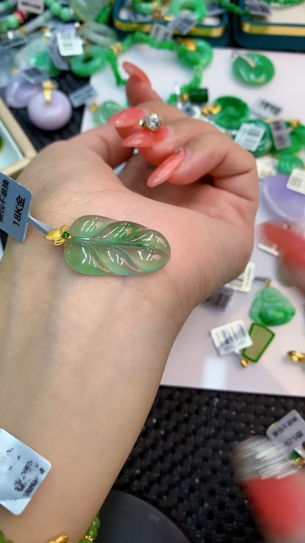 颈饰18K金镶嵌翡翠1