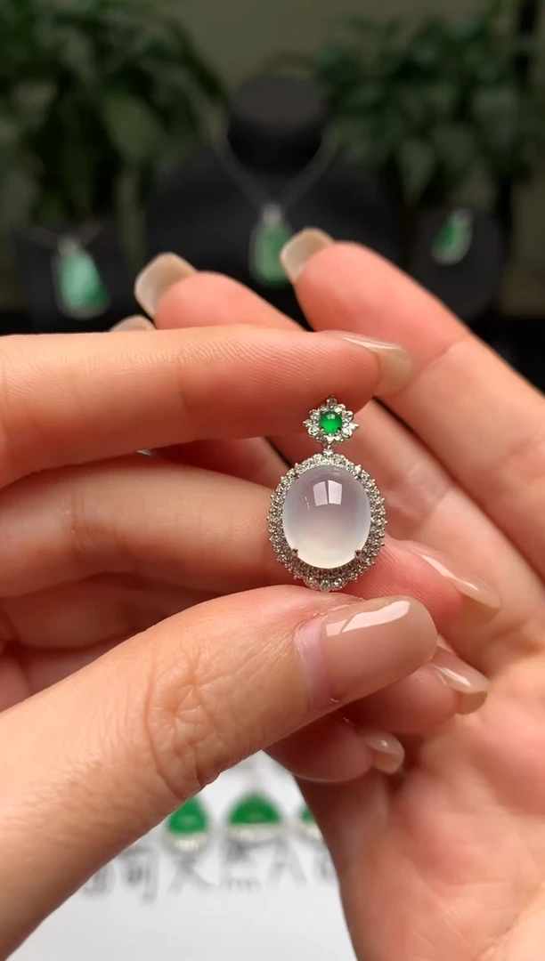 颈饰18K金镶嵌翡翠冰蛋