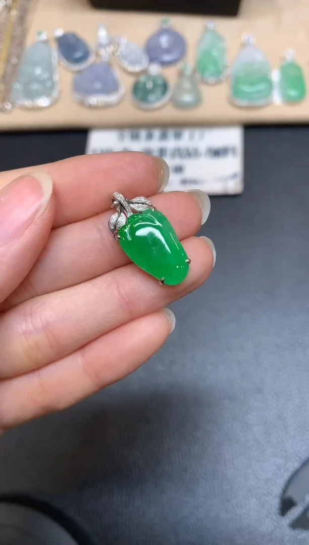 【闪购商品】翡翠颈饰18K金镶嵌福瓜【无服务费