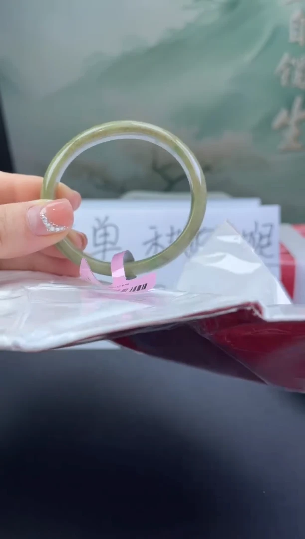 翡翠手镯（贵妃镯）未镶嵌7翡翠手镯（微瑕）