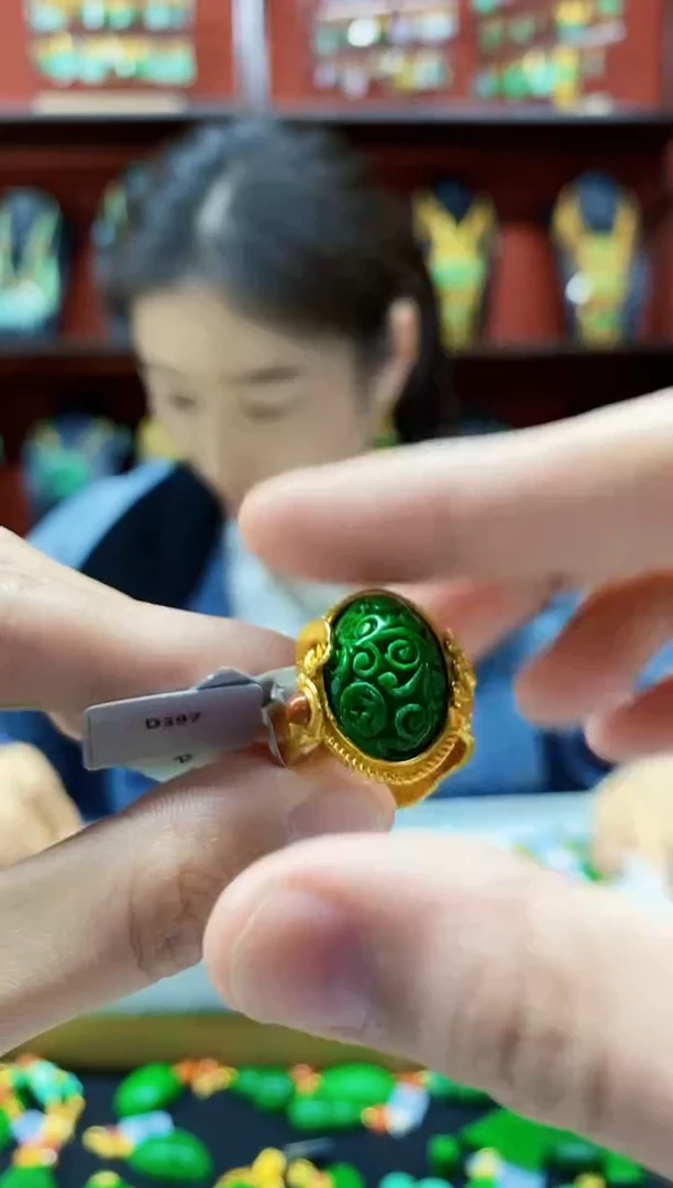 颈饰未镶嵌翡翠戒指
