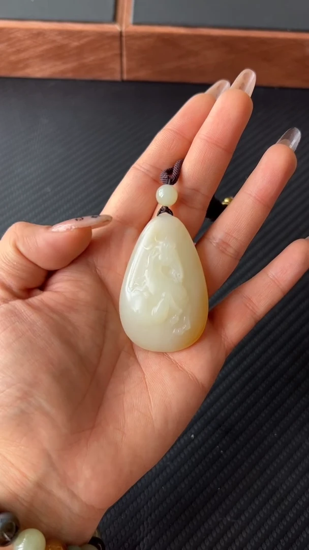 【闪购商品】和田玉吊坠(赠链)未镶嵌且末金山微色差