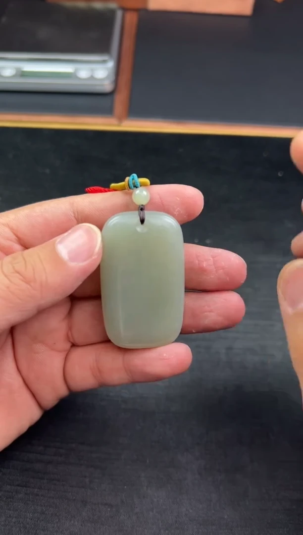 【闪购商品】和田玉吊坠(赠链)未镶嵌且末微色差近矿