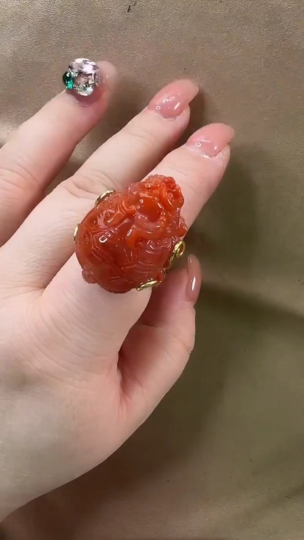 颈饰未镶嵌南红玛瑙戒指