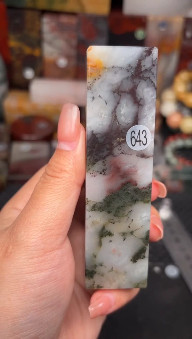 玉桂林鸡血玉摆件 编号：643