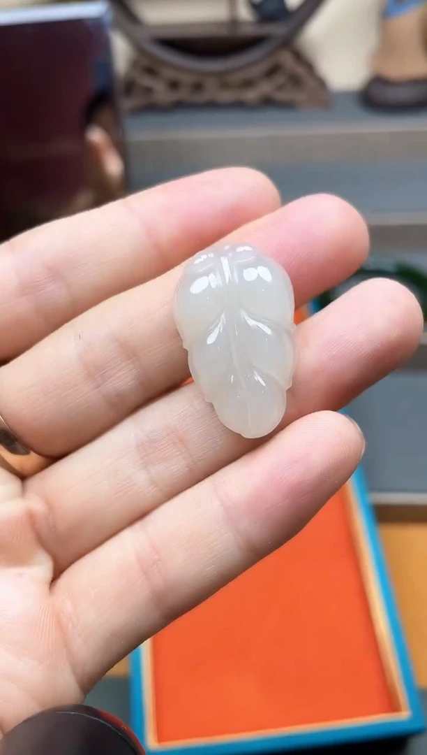 颈饰未镶嵌和田玉吊坠