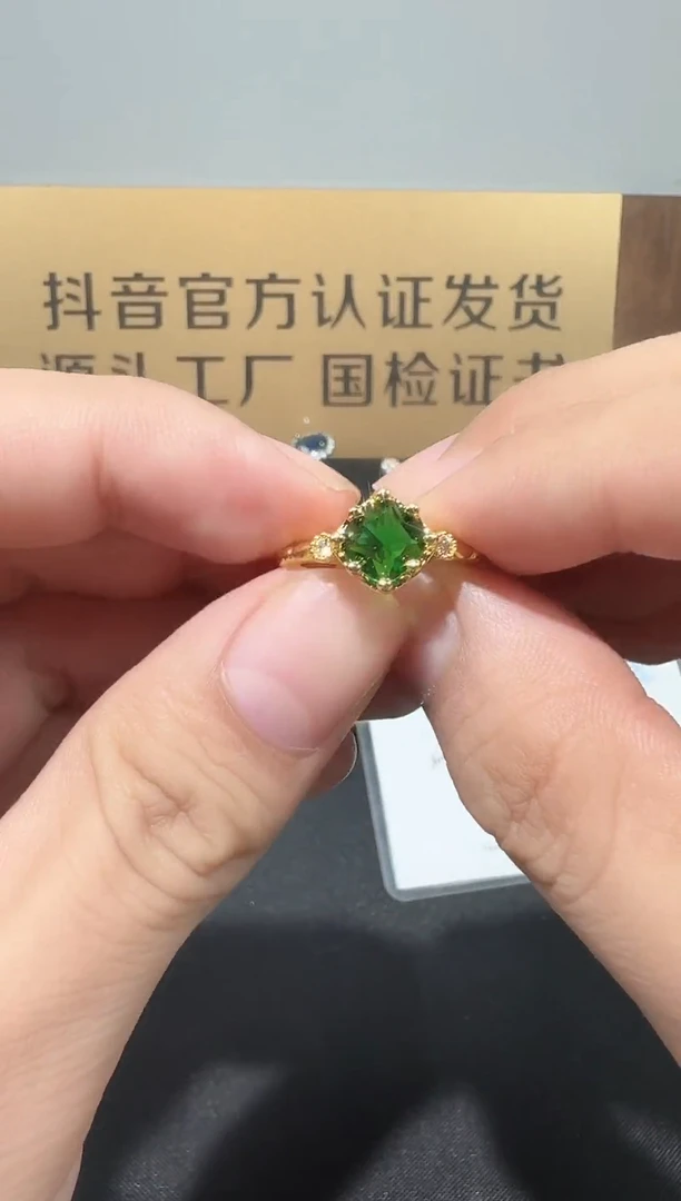 18K金镶嵌戒指祖母绿1