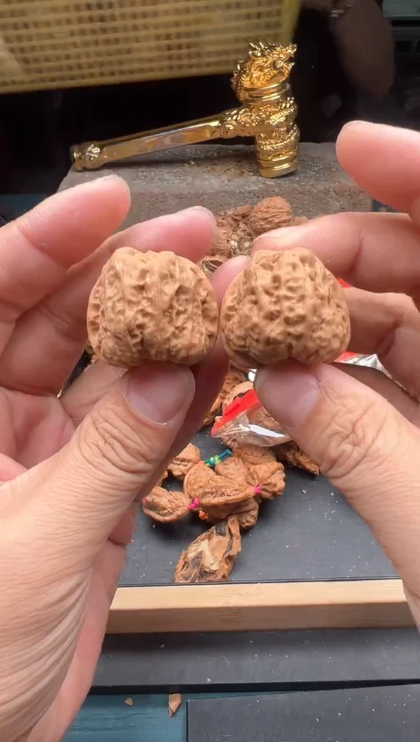 【闪购商品】文玩核桃把件32左右尺寸手捻蛤蟆头随机发一对