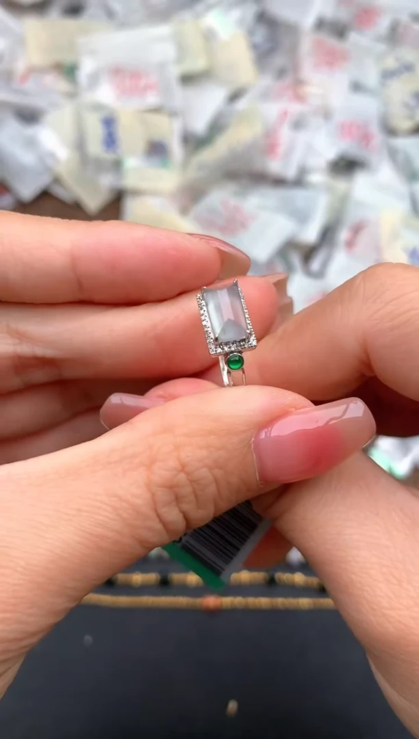 18K金镶嵌挂件翡翠一14圈