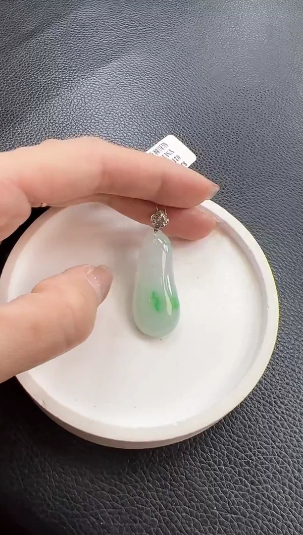 【闪购商品】翡翠颈饰18K金镶嵌福瓜