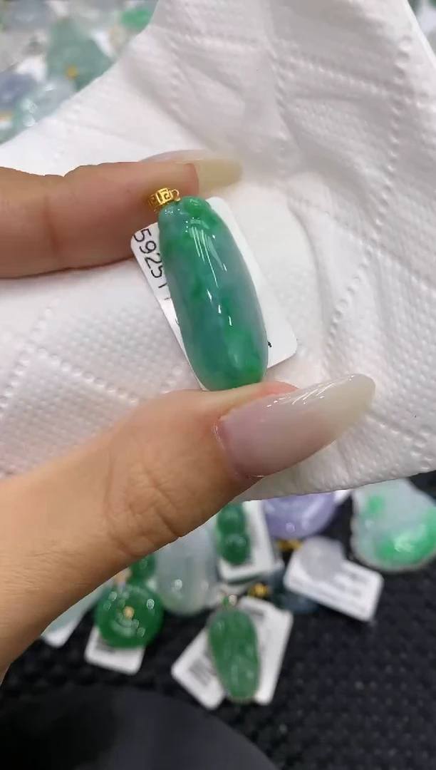 颈饰18K金镶嵌翡翠1111111111111