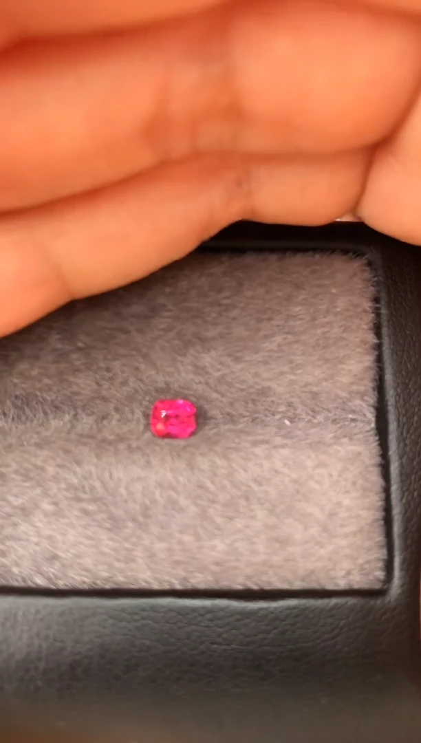 未镶嵌裸石定制尖晶石枕型 霓虹色调 0.53ct