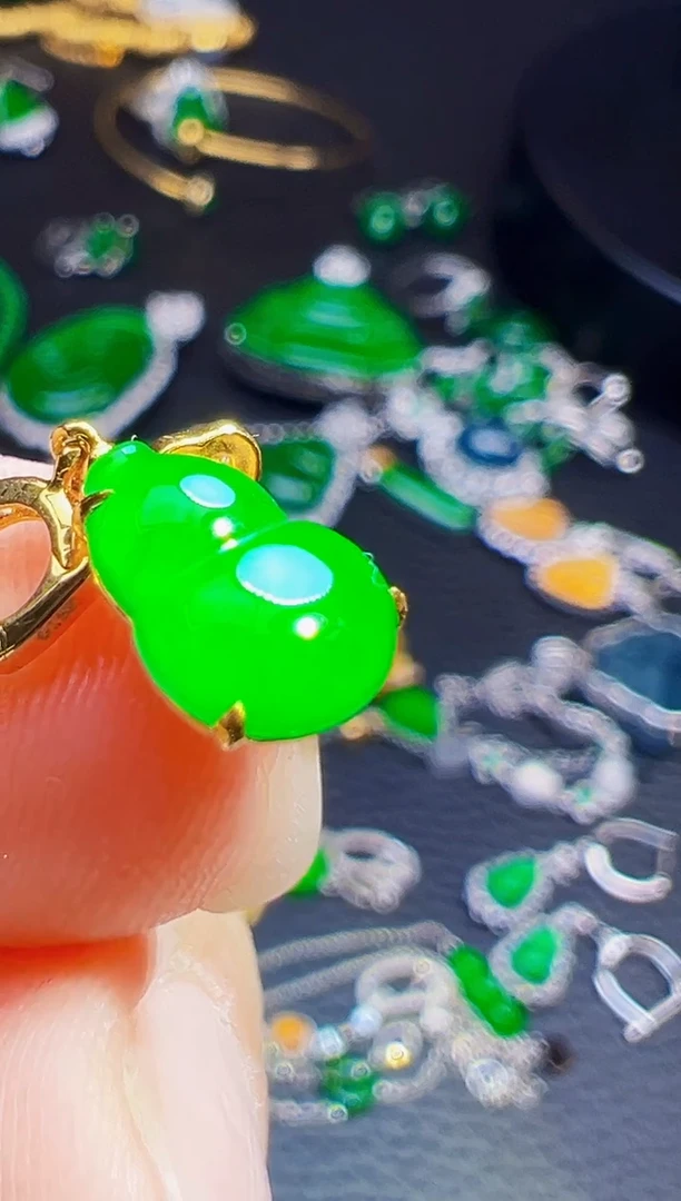 颈饰18K金镶嵌翡翠听****甜翡翠