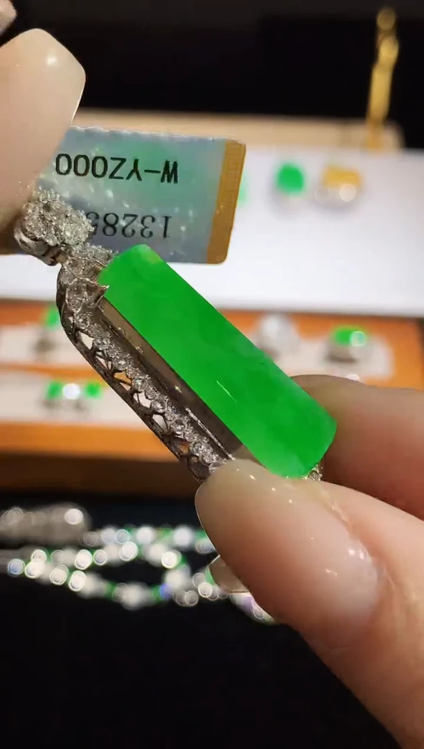 翡翠18K金镶嵌吊坠(不含链)?****?YS多样性发其一