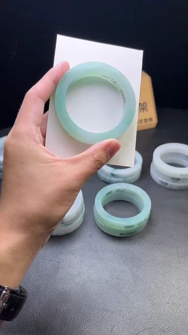未镶嵌手镯定制翡翠糖**豆定制