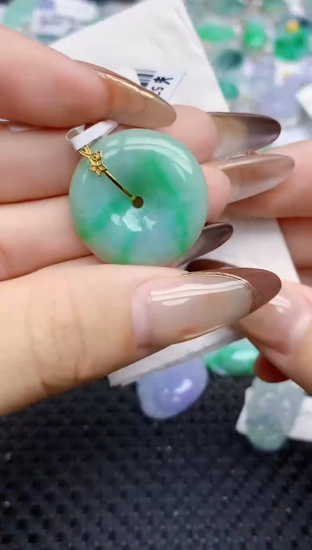 颈饰18K金镶嵌翡翠60   天然翡翠A货  百元以上9米证书费自理