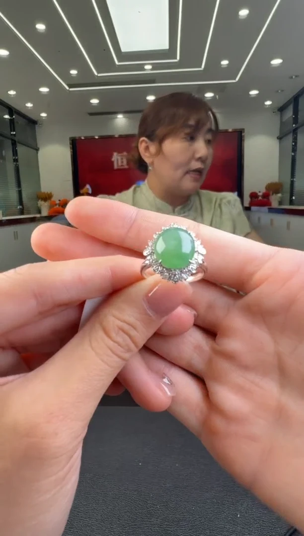 翡翠18K金镶嵌颈饰戒指