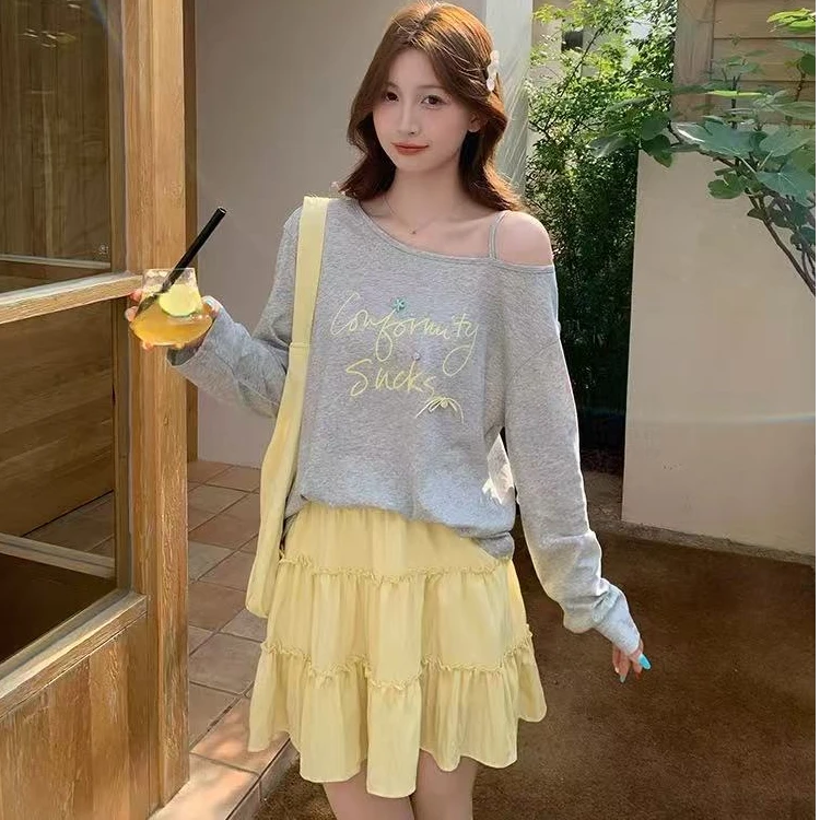 字母斜肩长袖T恤+木耳碎褶裙+包包