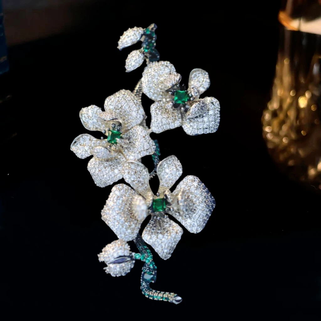 铜合成锆石胸针 大号版奢华重工山茶花胸针时尚百搭花朵胸花别针