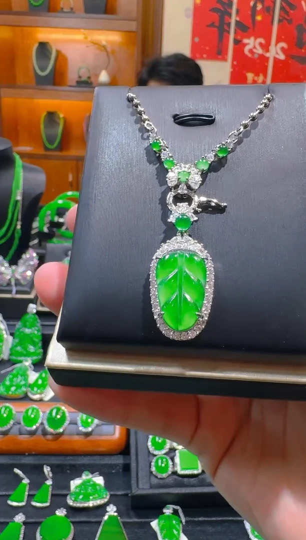 【闪购商品】翡翠吊坠(赠链)未镶嵌天然A货翡翠