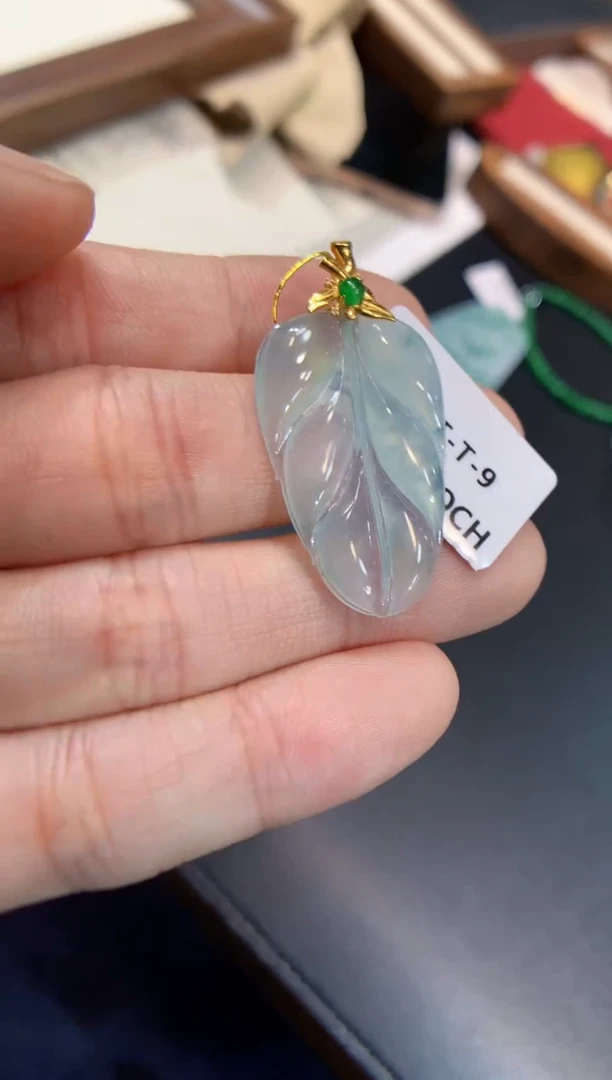 颈饰18K金镶嵌翡翠叶子