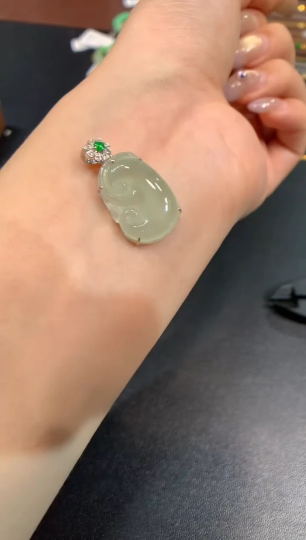 颈饰18K金镶嵌翡翠如意