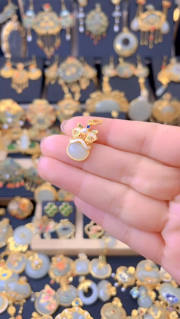 【闪购商品】和田玉吊坠银S925镀金镶嵌喜狮吊坠