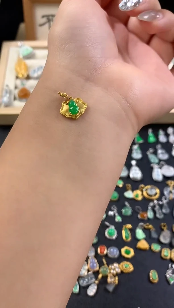 颈饰18K金镶嵌翡翠葫芦