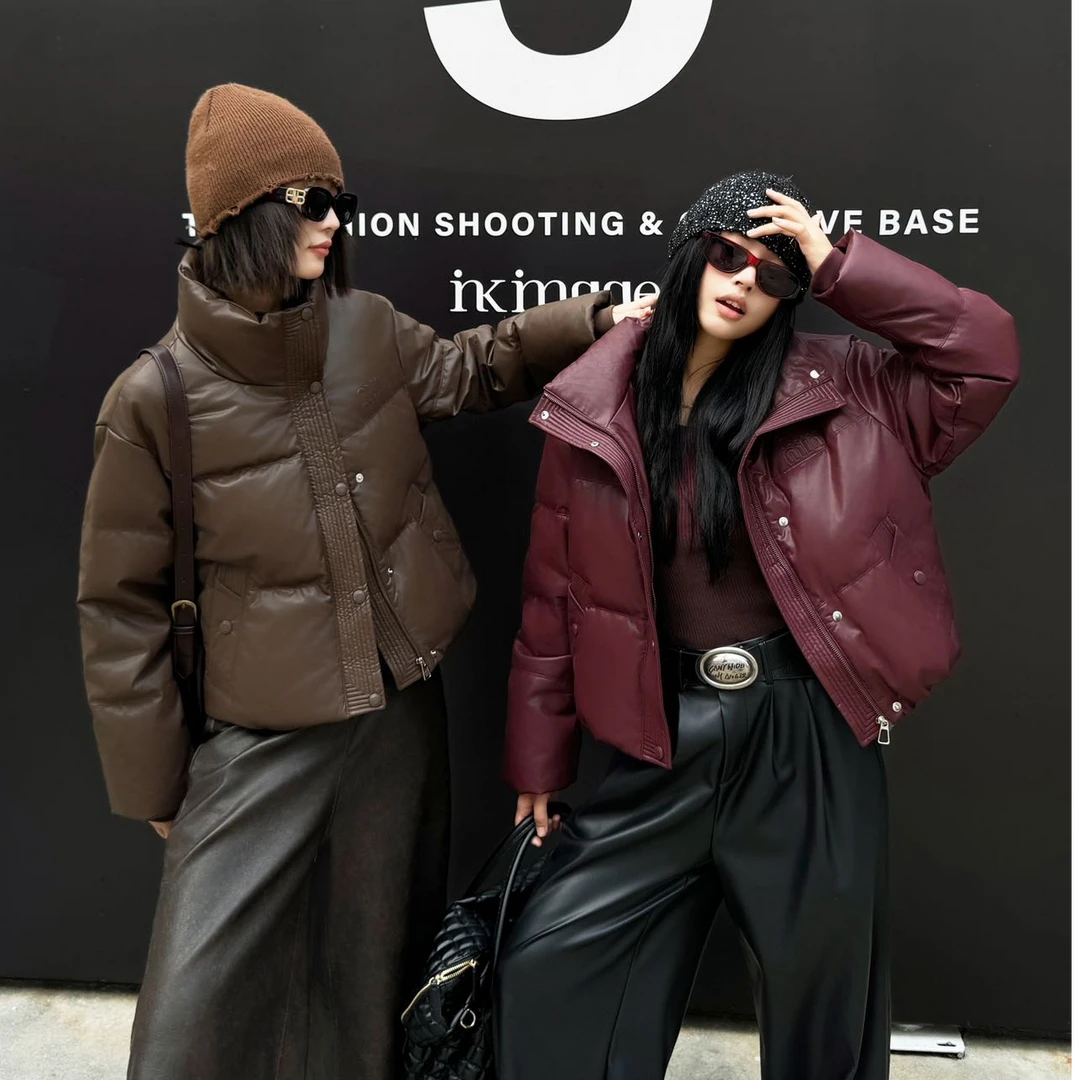 玳妮【皮面羽绒】冬季 立领短款字母钢印宽松羽绒服 休闲蓬松面包服