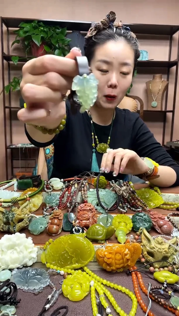 未镶嵌岫玉颈饰多样性发货发其中之一