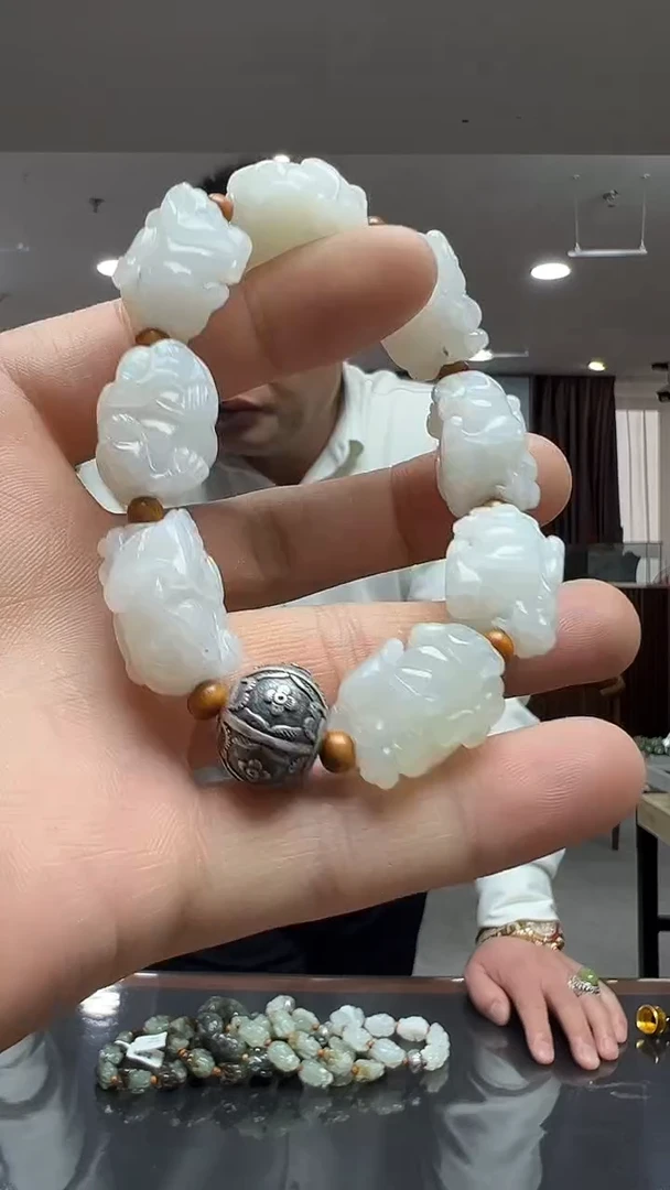 未镶嵌手链和田玉貔貅
