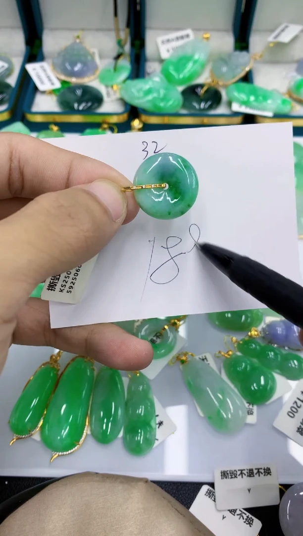 颈饰18K金镶嵌翡翠琴**欢翡翠