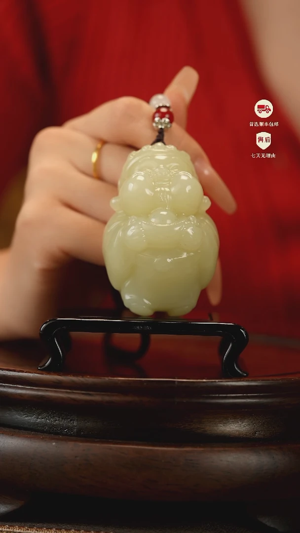 云南石竹叶青雕刻：丰盈在握手把件