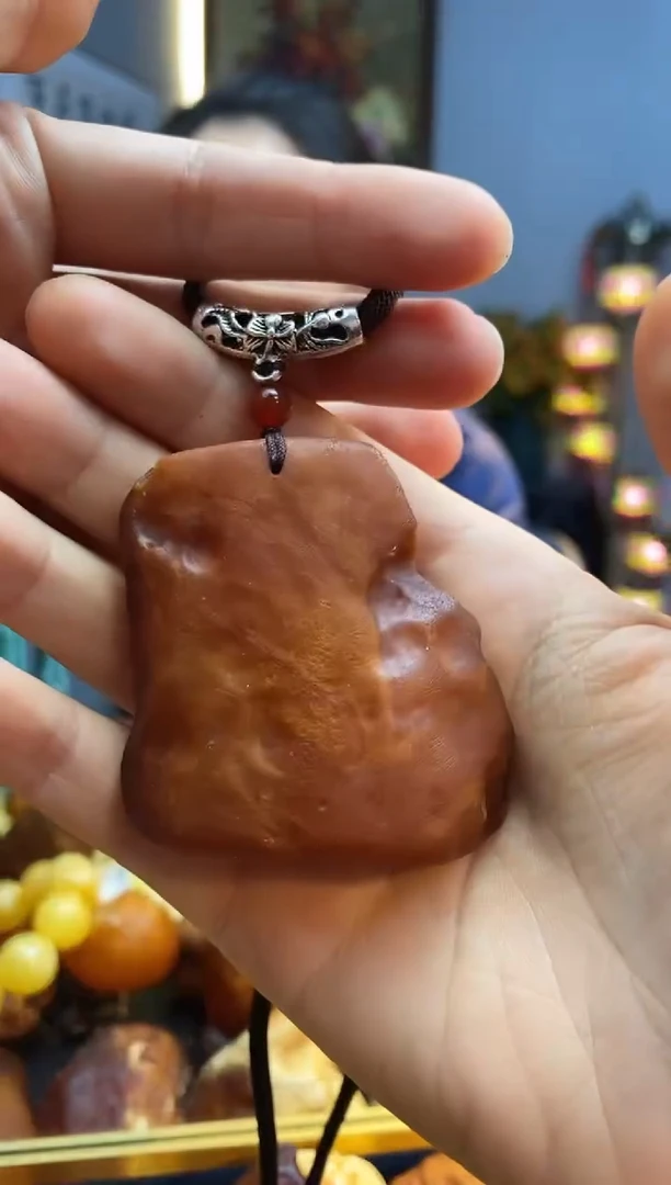 未镶嵌颈饰琥珀吊坠