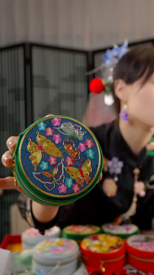 刺绣?*周非遗绒花饰品