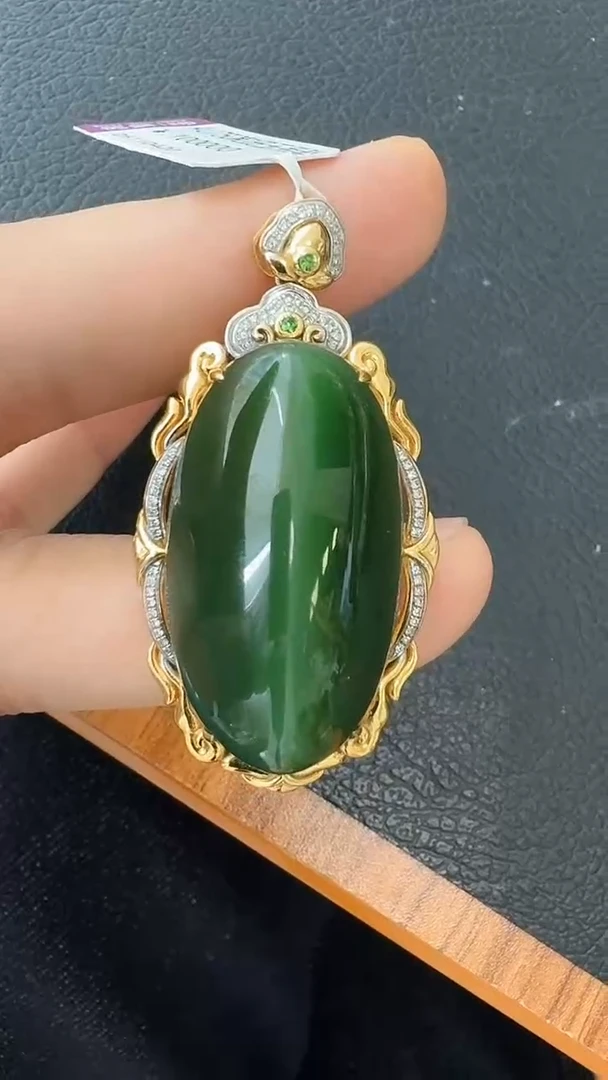 颈饰18K金镶嵌和田玉荣倩