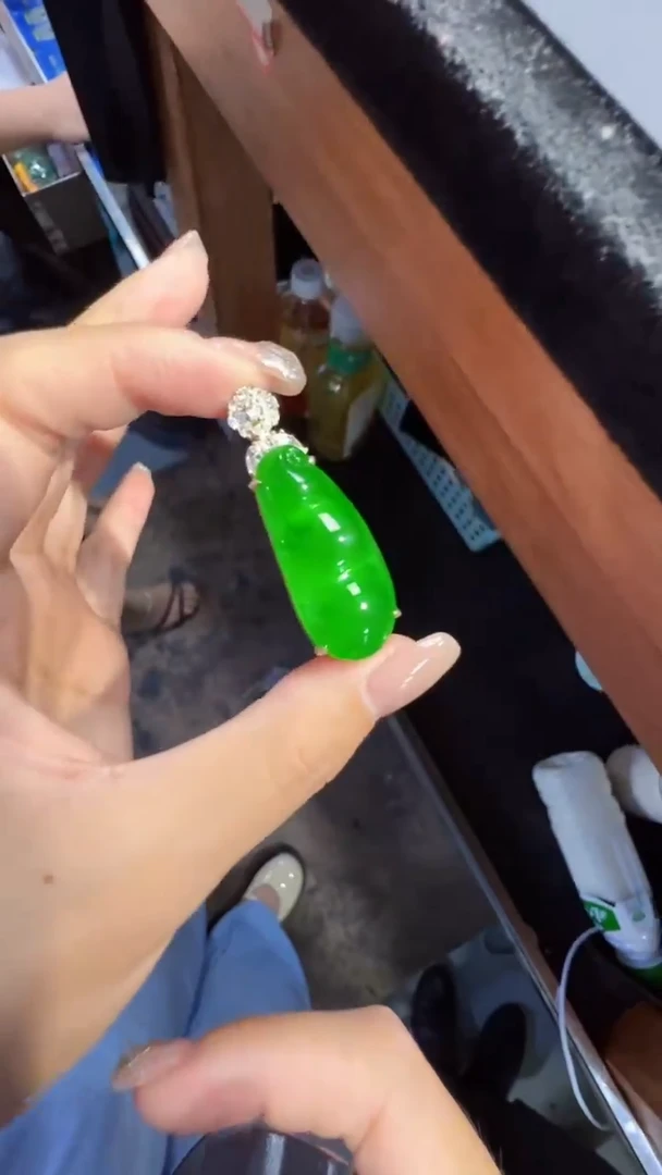 定制翡翠未镶嵌翡翠A货有轻微色差属于正常现象，豆子1