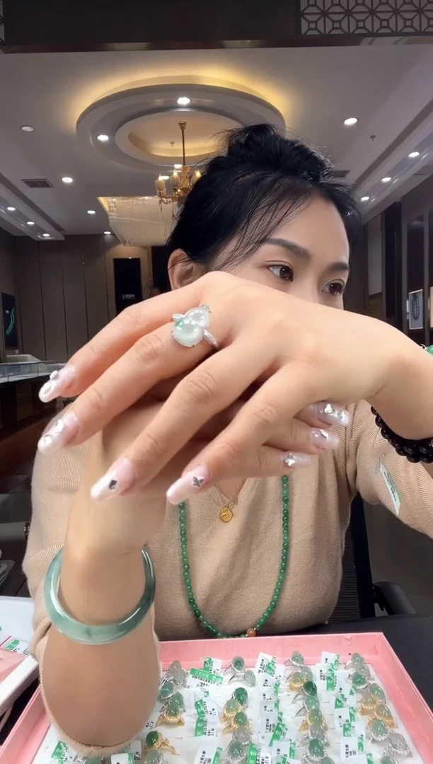 石英质玉手镯未镶嵌戒指