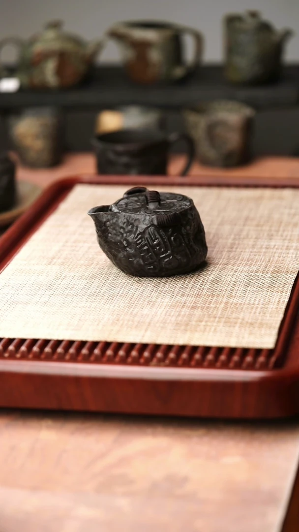 归玉堂冰碛岩重工雕刻饕餮宝瓶壶220cc