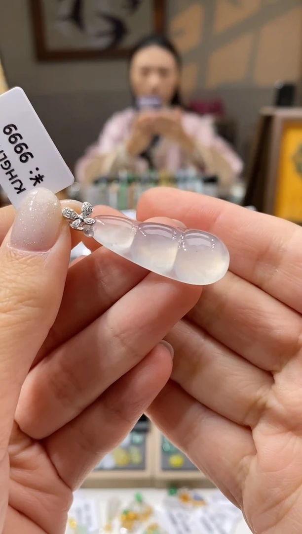 颈饰18K金镶嵌翡翠豆子