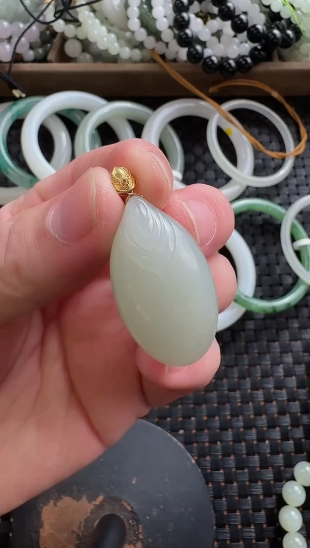 颈饰18K金镶嵌和田玉凤尾