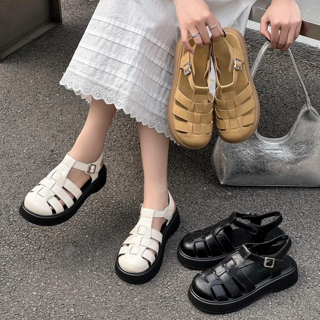 2025春夏新款猪笼鞋百搭一字扣带镂空编织包头罗马凉鞋防滑沙滩鞋