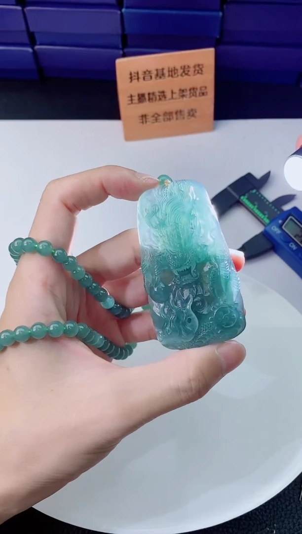 翡翠未镶嵌颈饰   `