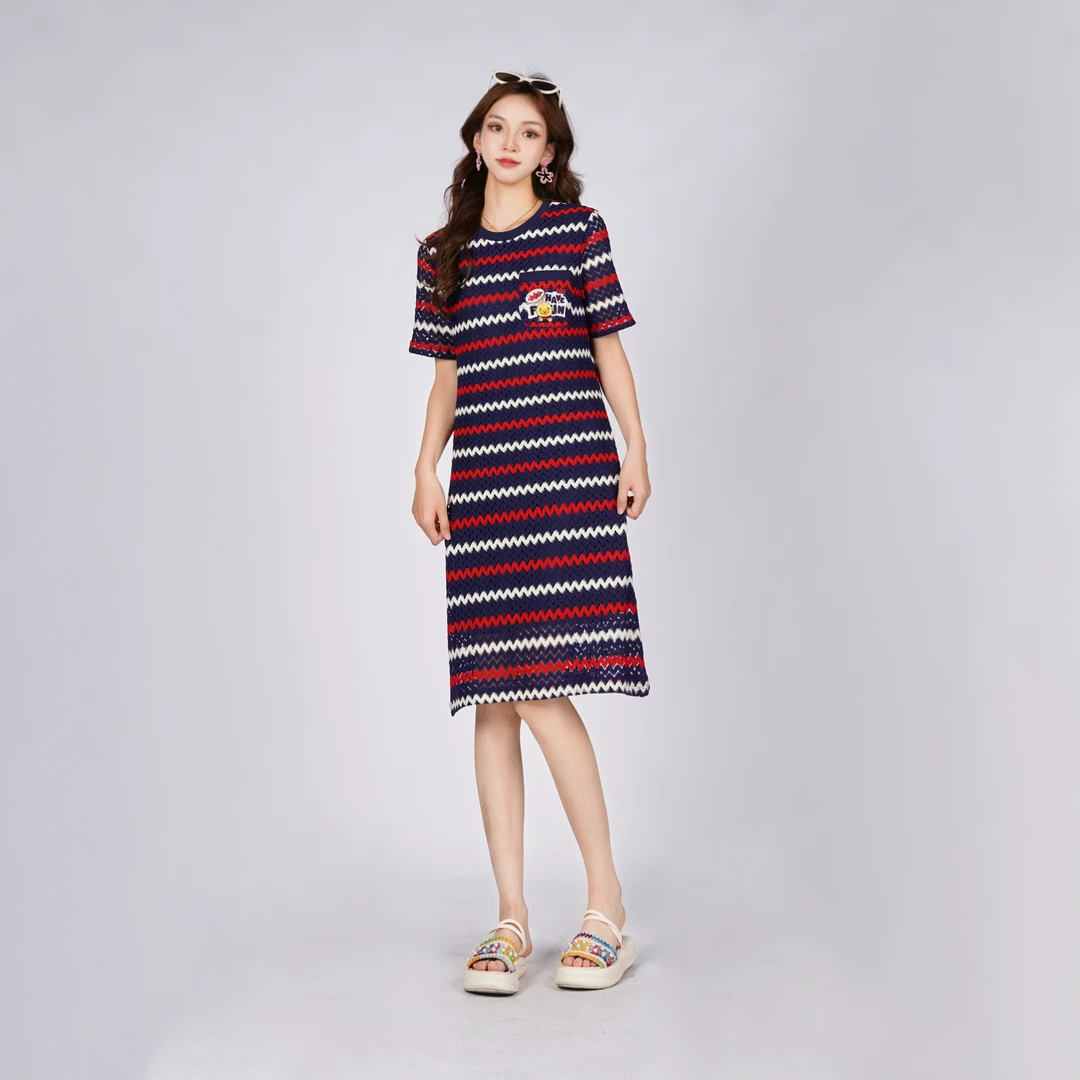 B.Duck小黄鸭2025夏季新款休闲气质条纹圆领设计感撞色长款连衣裙