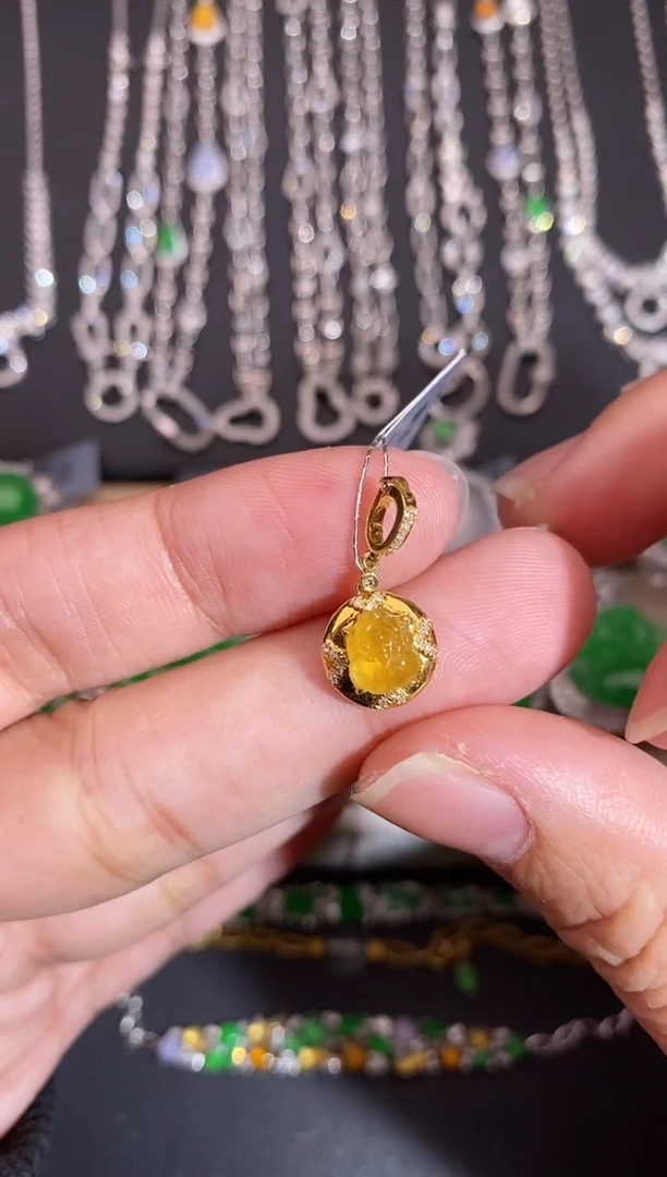 颈饰18K金镶嵌翡翠吊坠