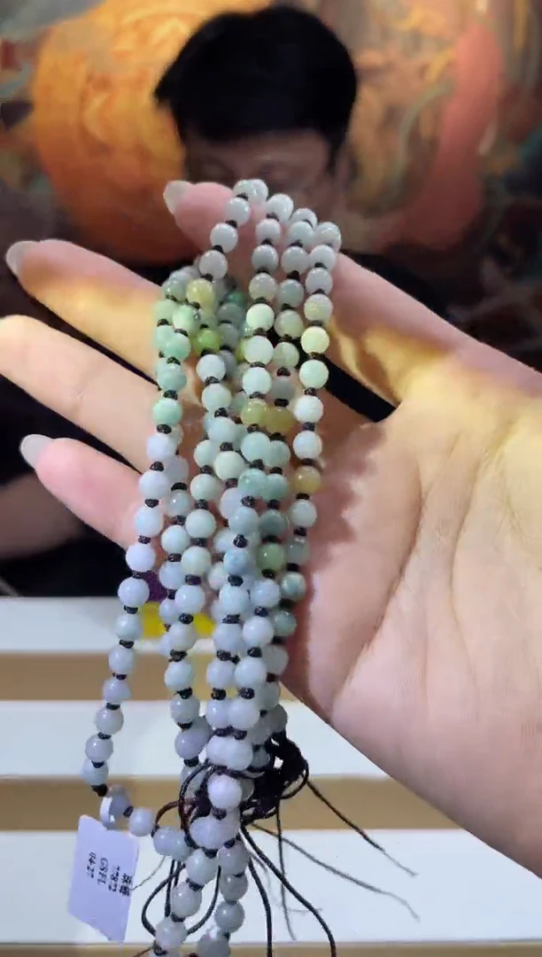 翡翠未镶嵌颈饰多样性发其一